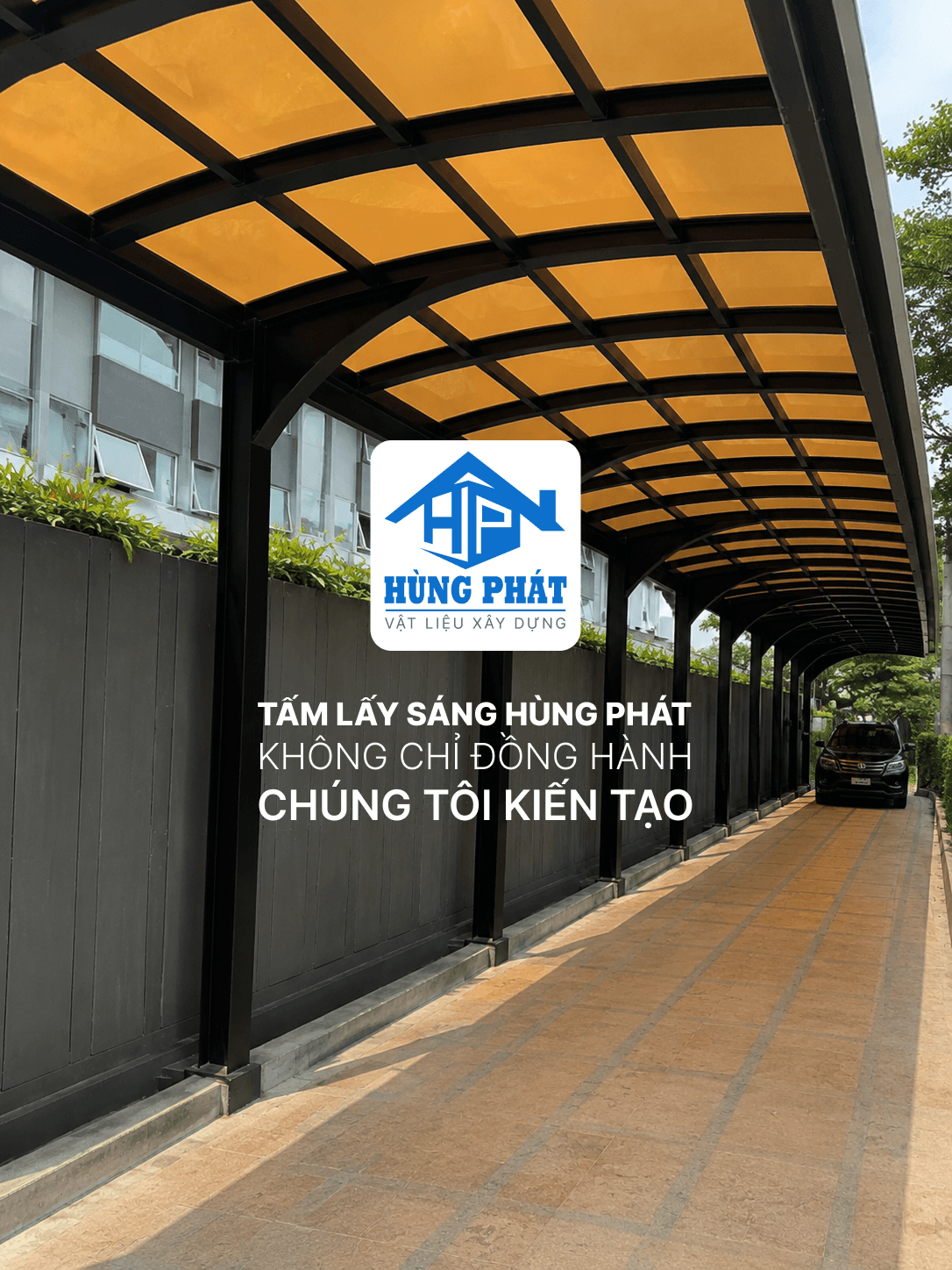 Toàn cảnh mái che lối đi ô tô dùng tấm lấy sáng màu hổ phách tại Bình Dương
